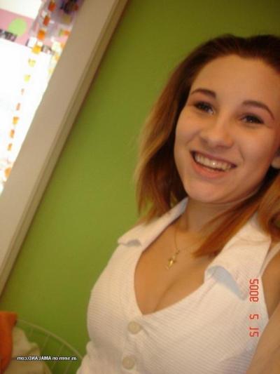 15P Photos of a sexy amateur chick selfshooting in her bedroom