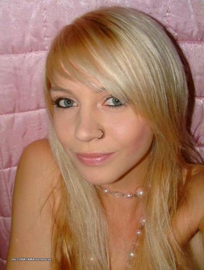 15P Compilation de photos d'une blonde coquine posant