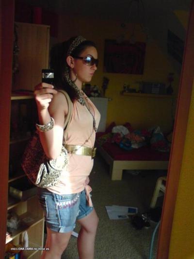 15P Amateur gorgeous hottie showing off her sexy body