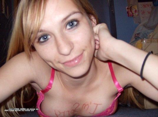 15P Compilation d'une fille aux yeux bleus camwhoring dans sa lingerie