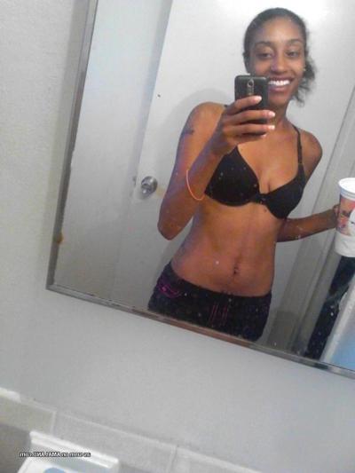 15P Amadora tatuada mel camwhoring em sua lingerie