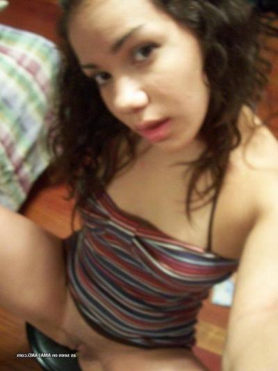 15P Photos of a kinky amateur chick showing her tits and pussy