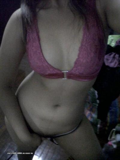 15P Gallery of an amateur sexy babe displaying her breasts