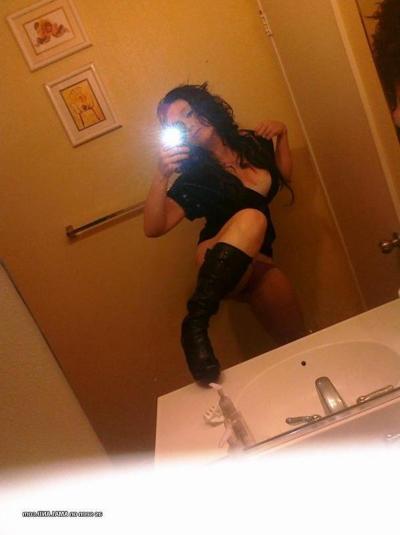 15P Galerie d'une brune aux gros seins en lingerie qui s'auto-shoote