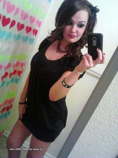 16P Pictures of a hot teen girl taking pics of herself