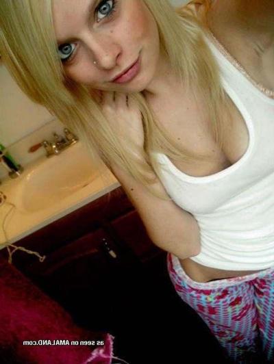 16P Pictures of gorgeous teen girls taking sexy pics of their bodies