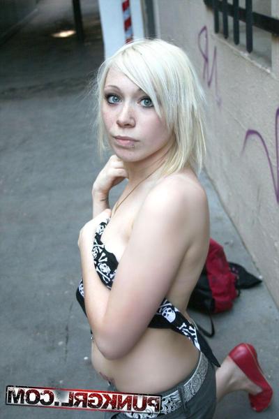 20P Pictures of punk girl Libby teasing with her hot body