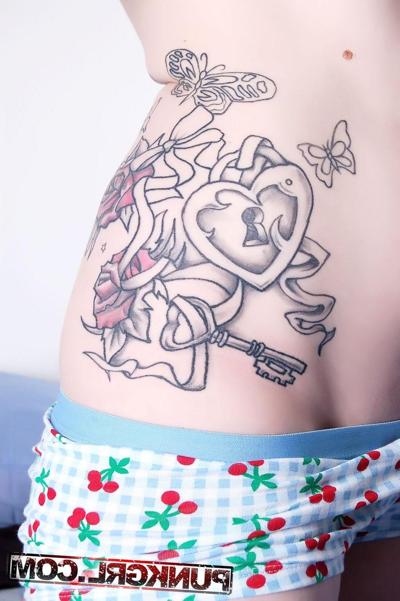 15P Fotos de la chica punk Peach mostrando sus tetas redondas