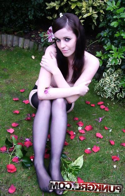 15P Pictures of punk teen Betty showing her beauty in the garden