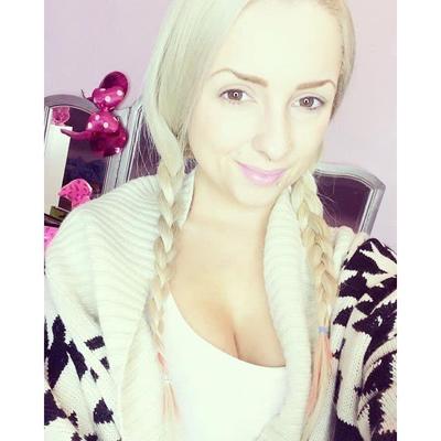 14P Hot blonde takes selfies of her pretty face and busty cleavage