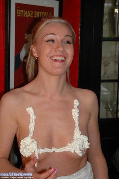 20P Fotos de una estudiante universitaria rubia y caliente jugando con crema batida