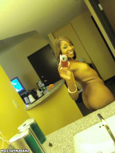 20P Ebony GF takes selfies of her nude body in the shower