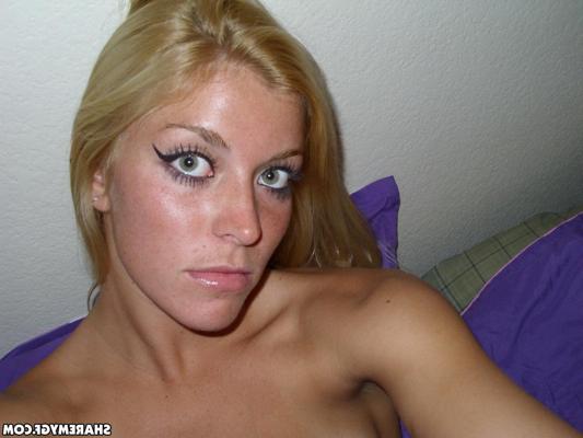 20P Super hot blonde coed takes selfies of her nude body