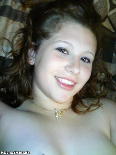 20P Busty brunette girlfriend takes sexy pics of herself