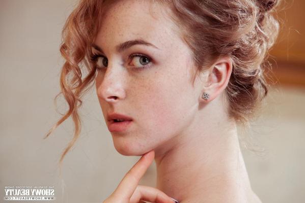 20P Beautiful girl Peggi gets naked for you in Bon Appetit
