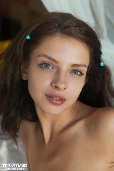 20P La jeune sexy Angelika vous offre sa chatte serrée dans "Sound of Music".
