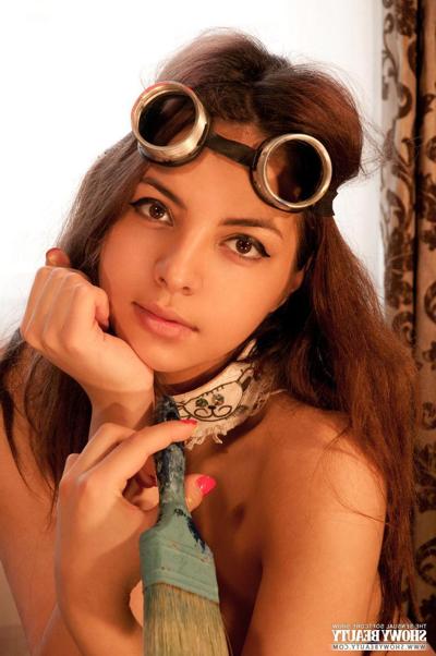 20P La joven morena Lamia te pinta un cuadro en Paint Art