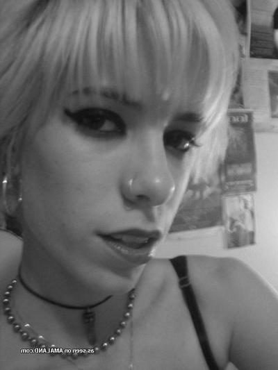 18P Fotos von einem geilen, gepiercten Babe, das seinen nackten Körper zur Schau stellt