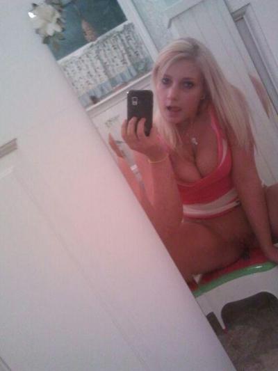 15P Sexy College-Mädchen teilen einige versaute Selfies ihrer heißen Körper