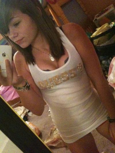 15P Photos d'une superbe petite amie amateur prenant des photos d'elle en train de changer de vêtements