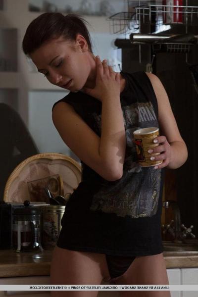 16P Die brünette Teenagerin Lina Li A zieht in der Küche ihre Socken aus