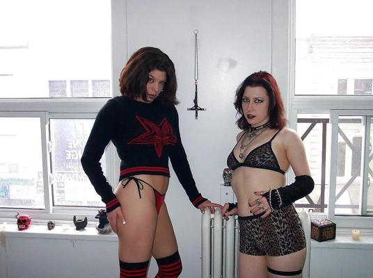 19P GOTH STRAPON LESBIANS