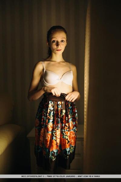 16P La pequeña joven Ginny H se desnuda y te ofrece su estrecho coño