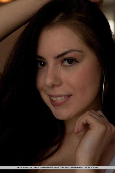 16P La belle fille Lola E joue avec sa chatte sur la chaise