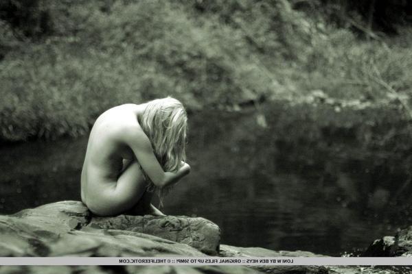 16P Elegant and sensual photos in monochromatic tone, featuring the beautiful Loni as she poses carefreely in the forest.