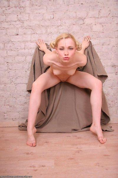 20P Pictures of teen girl Veronica teasing with her body