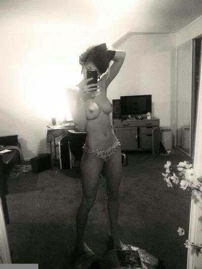 10P Chick likes to tease on cam by displaying her tits and pussy