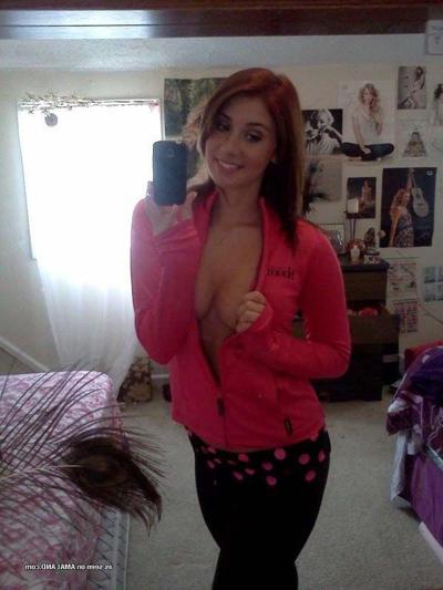 15P Pictures of a stunning teen taking sexy pics of herself