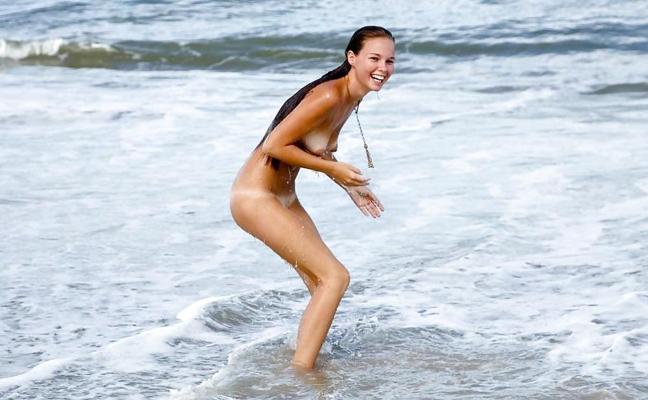 25P Topless Nude Beach 2