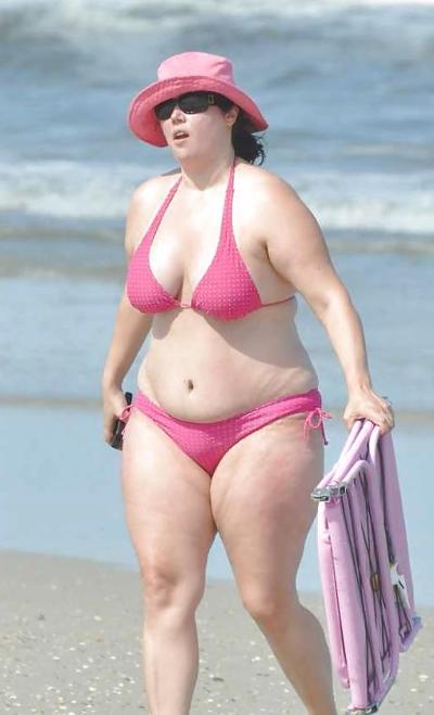 25P Üppige Schönheiten platzen aus Bikinis