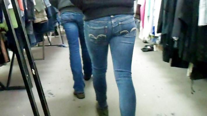 25P Cul et fesses en jeans qui ont l'air délicieux