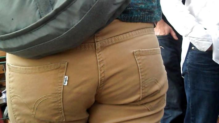 13P Enger Teenie in braunen Jeans, Arsch und Hintern