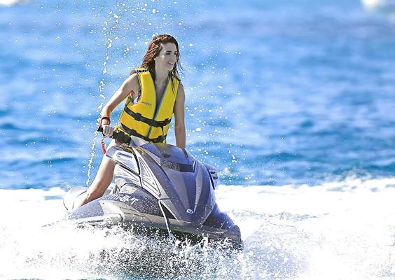 14P Paz Vega est vraiment superbe en bikini sur un yacht