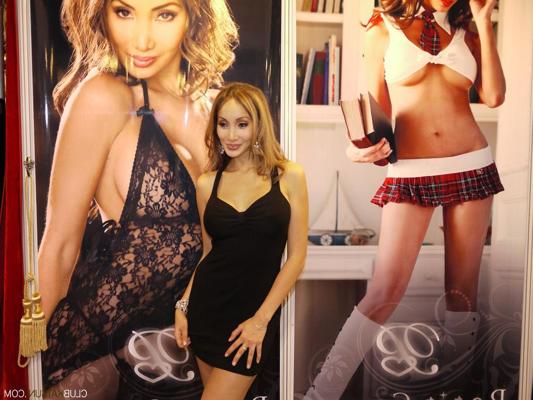 15P Katsuni at an adult awards expo