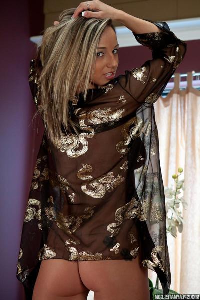 15P Pictures of Nikki dressed up in a sexy kimono and heels