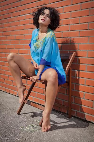 16P La brune Pammie Lee se met nue pour vous dans "The Break Out".