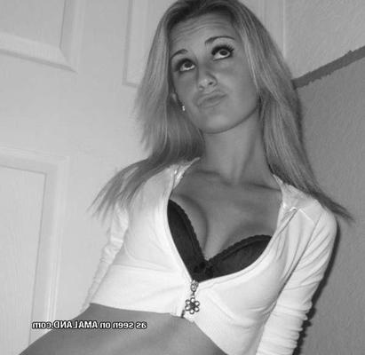 16P Picture selection of a hot sexy amateur babe showing off on cam