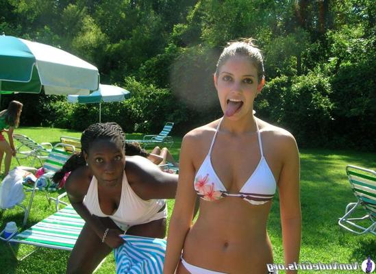 20P Photos de filles chaudes taquinant avec leur corps