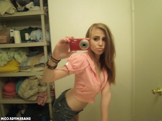 20P Morena aluna tira selfies de seus peitos e buceta no banheiro