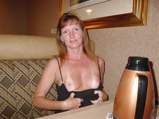 25P HOT AMATEUR WIVES - FLASHING