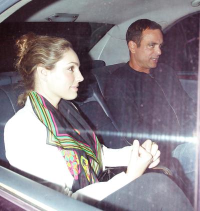9P Kelly Brook quitte le restaurant C Londres