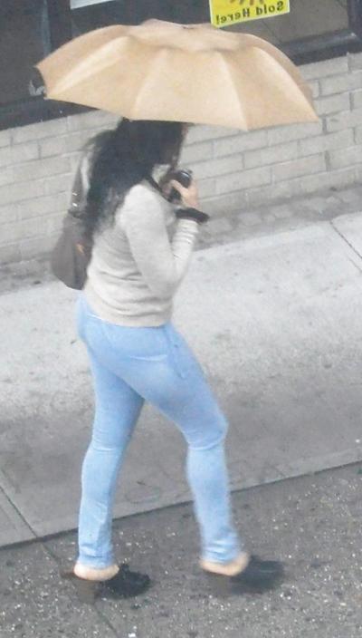 6P Harlem Girls in the Heat 462 New York - Tight Jeans Umbrella