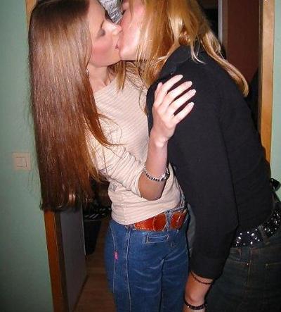 25P Some more lesbians in jeans