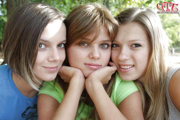 23P 3 girls nacked in the Park- sweet