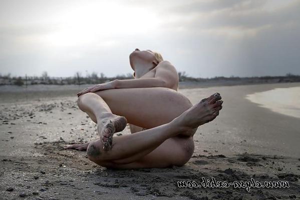10P Erotic photos on the beach