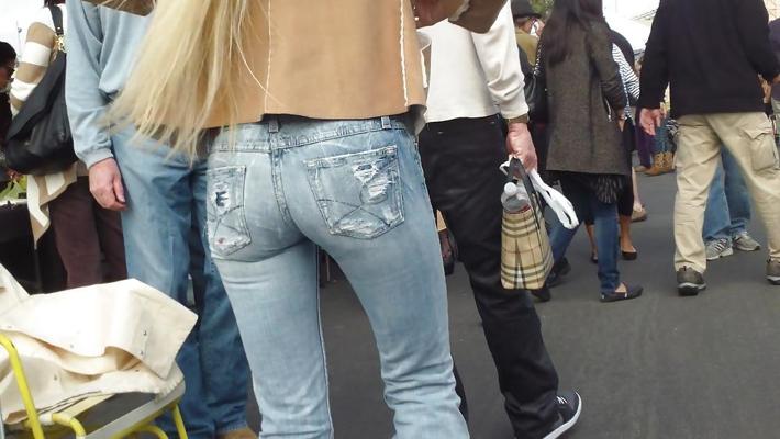 25P Blonder Teenager mit Arsch und Hintern in engen blauen Jeans